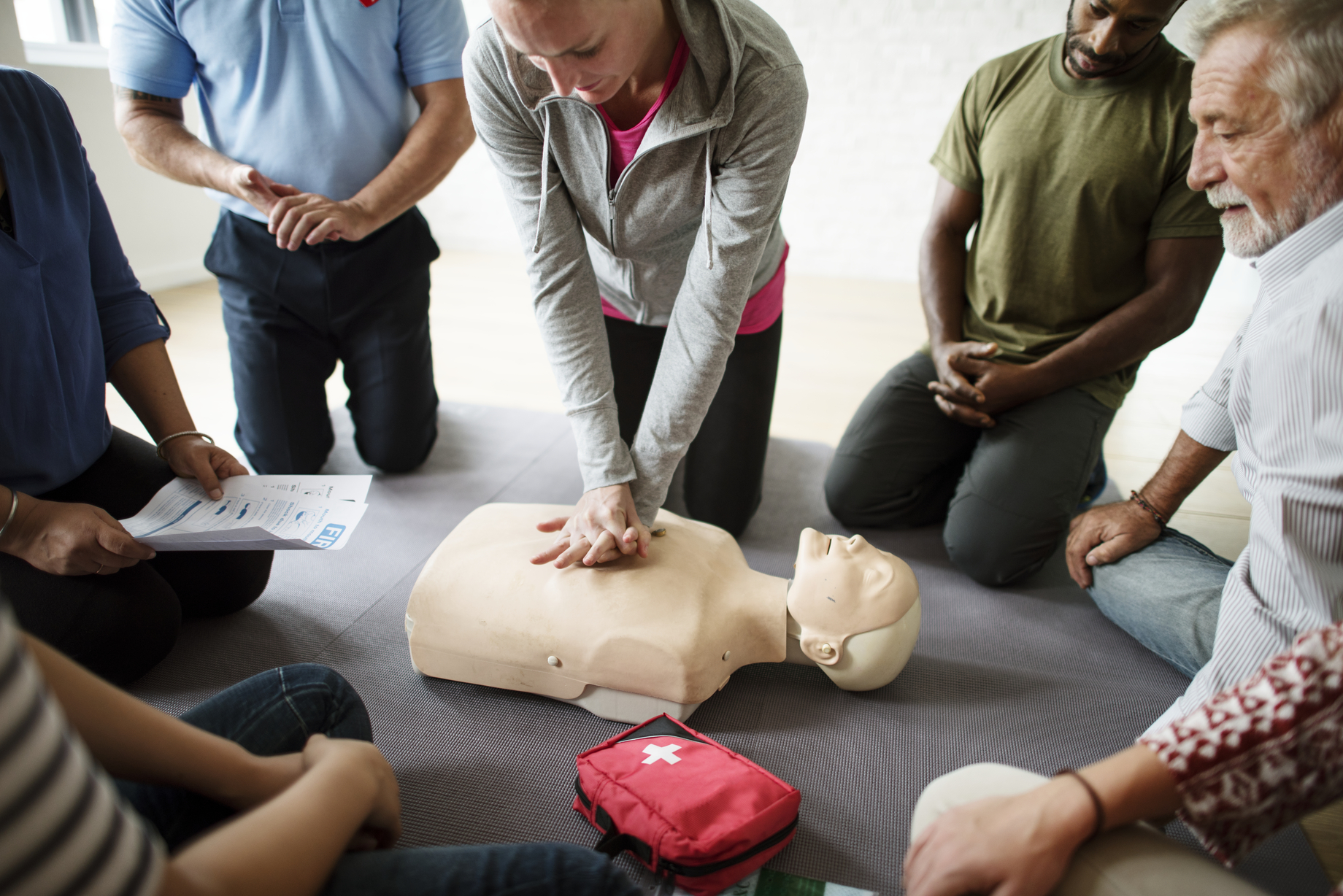 Formation professionnels de la santé CPR premiers soins mannequin réanimation